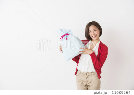プレゼントを持った若い女性 11639264