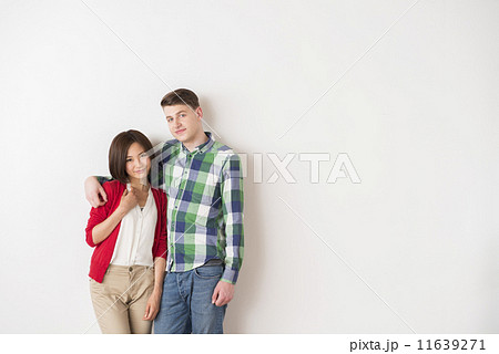 国際結婚カップル 11639271