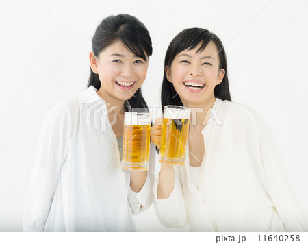 ビール・若い女性 11640258