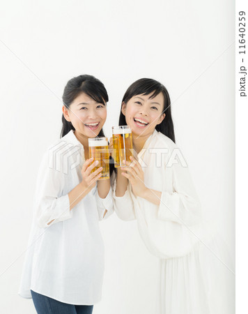 ビール・若い女性 11640259