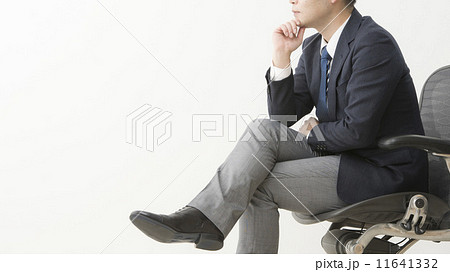 足を組む男性の写真素材