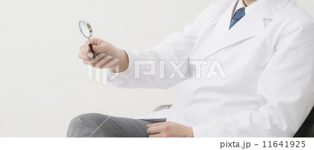 ルーペを持つ白衣の男性 11641925