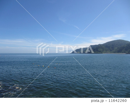 青い海と遠目に陸地 11642260