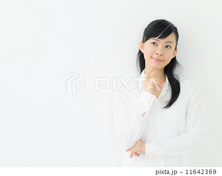 考える若い女性 11642369