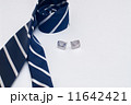 ストライプのネクタイとカフス 11642421