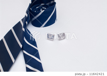ストライプのネクタイとカフス 11642421