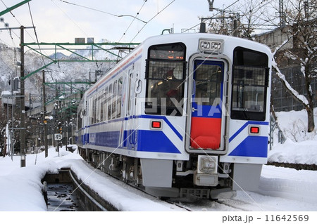 冬の北越急行ほくほく線HK100形（旧塗装） 11642569