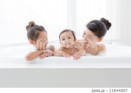 入浴 生後11か月の赤ちゃんと6歳児とママ 入浴 生後11か月の赤ちゃんと6歳児とママ 11644007