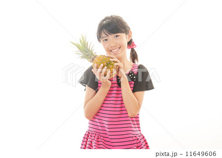 パイナップルを持っている笑顔の女の子 11649606