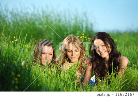 girlfriends on grass girlfriends on grass 11652167