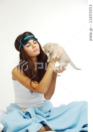 waking woman and cat 11655053