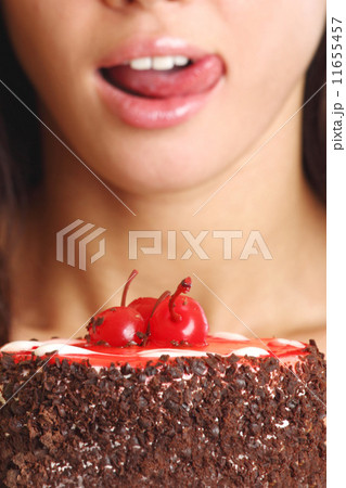 woman and cake 11655457