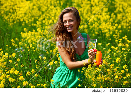woman start soap bubbles 11656829