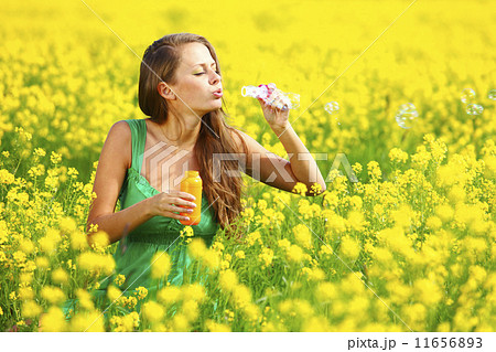 woman start soap bubbles 11656893