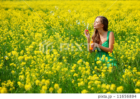 woman start soap bubbles 11656894