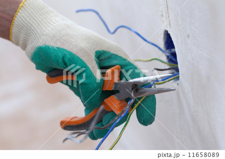 worker puts the wires worker puts the wires 11658089