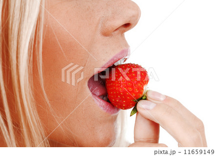 woman eat strawberry woman eat strawberry 11659149