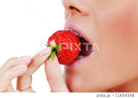 woman eat strawberry woman eat strawberry 11659398