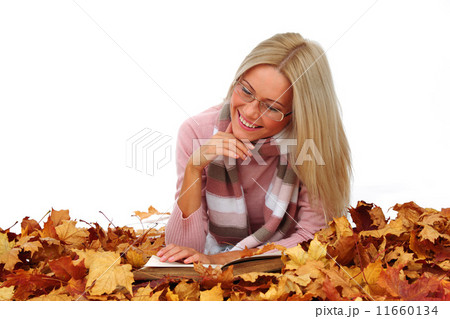 autumn woman read in studio 11660134