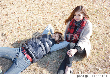 秋の公園で寄り添う若いカップル 秋の公園で寄り添う若いカップル 11663121
