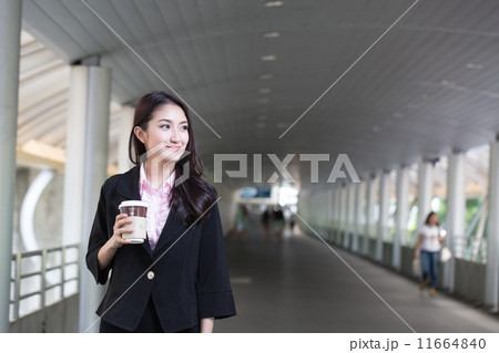 Businesswoman used tablet Businesswoman used tablet 11664840