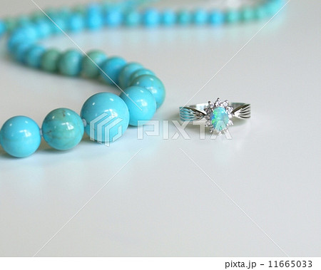 夏のアクセサリー、トルコ石の指輪とネックレス、白背景 夏のアクセサリー、トルコ石の指輪とネックレス、白背景 11665033