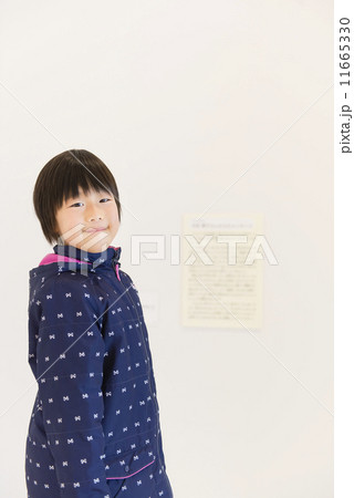 美術館で鑑賞する女の子 美術館で鑑賞する女の子 11665330