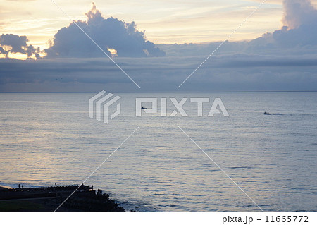 夜明けの海と船の写真素材