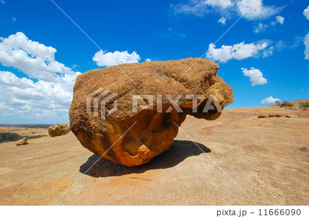 巨石と青空 11666090