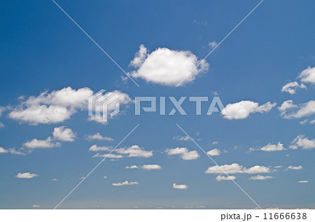 千切れ雲の写真素材
