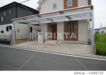 閑静な住宅街のカーポート 11666729