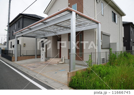 閑静な住宅街のカーポート 11666745
