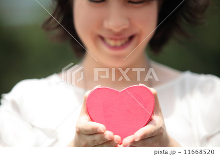 ハートを持つ白服 の女性 11668520