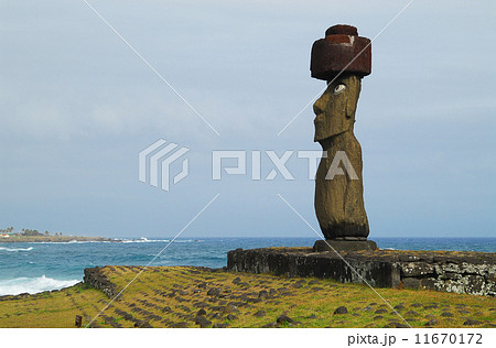 チリ　イースター島　アフ・コテリクのモアイ 11670172