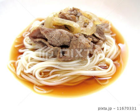 夏料理　炒めた豚肉をのせた冷たいひやむぎ　Summer dish   Cold thin wheat noodles which carried the stir-fried pork  11670331