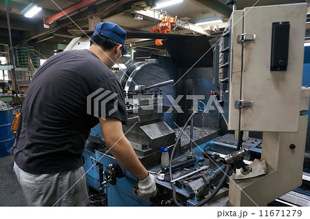 働く人　労働　町工場　金属加工　機械加工　職人　製造業 11671279