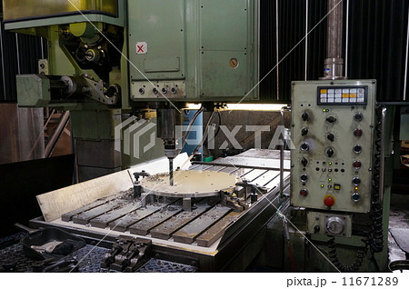 働く人　労働　町工場　金属加工　機械加工　職人　製造業 11671289