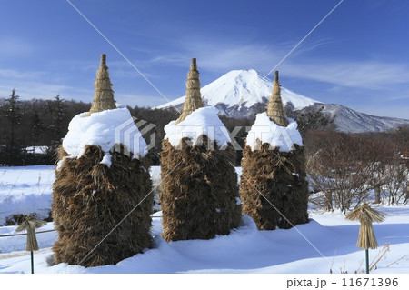 雪の藁塚と富士山 11671396