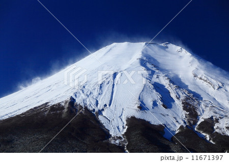紺青の空に雪煙舞う冬富士 11671397