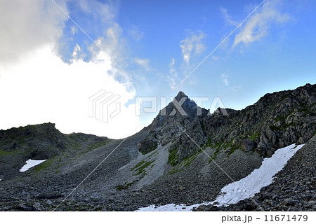 夕刻の槍ヶ岳、流れる雲（撮影地：殺生ヒュッテ付近） 11671479