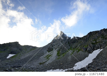 夕刻の槍ヶ岳、流れる雲（撮影地：殺生ヒュッテ付近） 11671480
