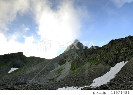 夕刻の槍ヶ岳、流れる雲（撮影地：殺生ヒュッテ付近） 11671481