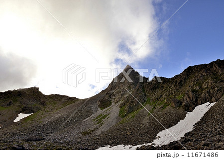 夕刻の槍ヶ岳、流れる雲（撮影地：殺生ヒュッテ付近） 11671486