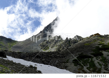 槍ヶ岳、流れる雲（撮影地：坊主岩小屋付近） 11671532
