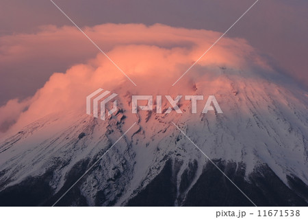 笠雲と夕日に染まる富士山頂 11671538