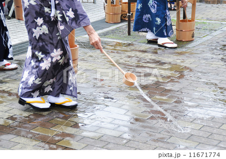 浴衣で打ち水 11671774