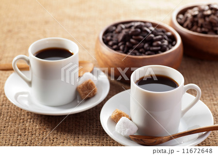 コーヒーと2種のコーヒー豆 コーヒーと2種のコーヒー豆 11672648