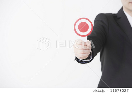 丸プレートを持つ男性 11673027