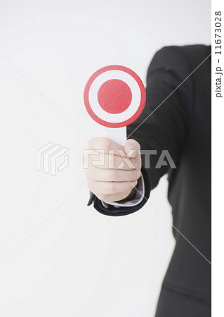 丸プレートを持つ男性 11673028
