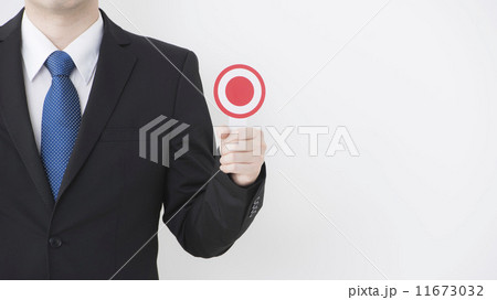 ◯×プレートを持つ男性 11673032